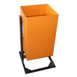 Урна металлическая на квадратной платформе